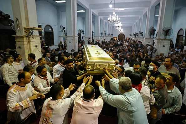 -Des personnes en deuil en Egypte assistent aux funérailles des victimes tuées dans l'incendie de l'église copte du Caire, à l'église de la Bienheureuse Vierge Marie dans le gouvernorat de Gizeh le 14 août 2022. Photo de Khaled DESOUKI / AFP via Getty Images.