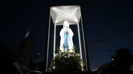 Lourdes: des milliers de pèlerins de tous les âges célèbrent l’Assomption