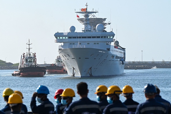 -Le navire de recherche et d'enquête chinois, le Yuan Wang 5, arrive au port de Hambantota le 16 août 2022. Photo de ISHARA S. KODIKARA/AFP via Getty Images.