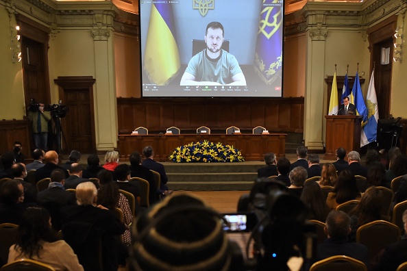 Le président ukrainien Volodymyr Zelensky s'exprime lors d'une vidéoconférence tenue à l'Université Catholique à Santiago, le 17 août 2022. Photo de Martin BERNETTI / AFP via Getty Images.