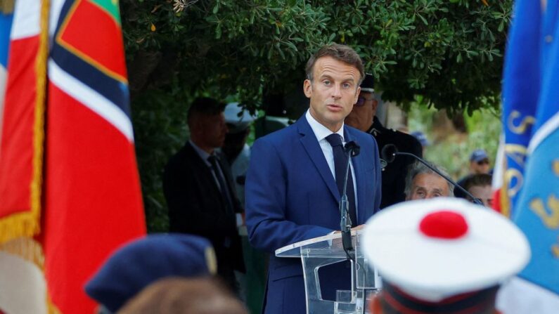 Le président français Emmanuel Macron prononce un discours lors d'une cérémonie marquant le 78e anniversaire du débarquement allié en Provence pendant la Seconde Guerre mondiale, qui a contribué à libérer le sud de la France, à Bormes-les-Mimosas, le 19 août 2022. (ERIC GAILLARD/POOL/AFP via Getty Images)