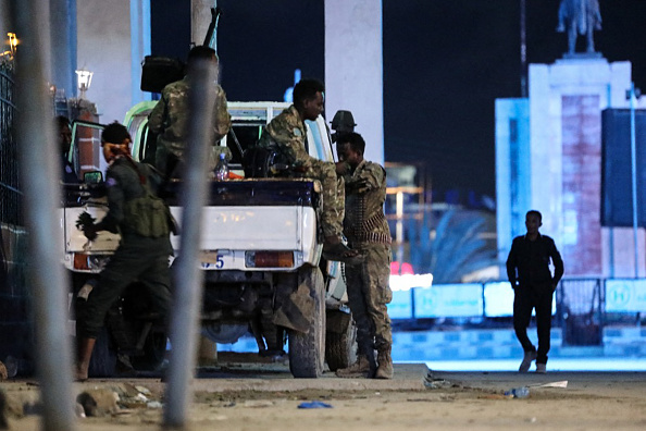 -Les forces de sécurité somaliennes ont mis fin samedi soir au siège d'un hôtel de Mogadiscio par des jihadistes shebab. Photo de HASSAN ALI ELMI/AFP via Getty Images.