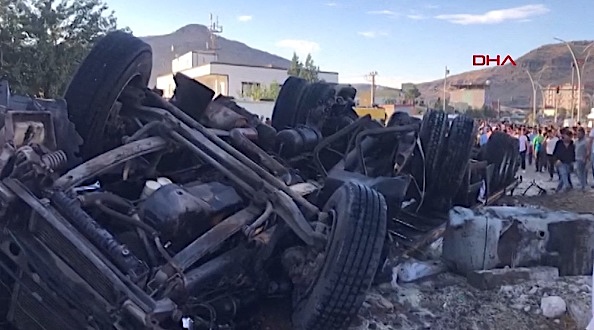  19 personnes ont été tuées et 26 blessées après qu'un camion a foncé sur des piétons dans le district de Derik à Mardin en Turquie, selon le ministre de la Santé. (Photo : -/Demiroren News Agency (DHA)/AFP via Getty Images)