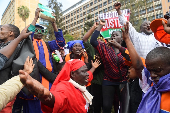 Les partisans du candidat présidentiel du Kenya, Raila Odinga, se rassemblent devant la Haute Cour de justice à Nairobi le 22 août 2022. Photo de SIMON MAINA / AFP via Getty Images.