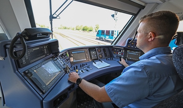 Le conducteur de train Alexander Kluge conduit un train entièrement propulsé à l'hydrogène à Bremervoerde, le 24 août 2022. (Photo  CARMEN JASPERSEN/AFP via Getty Images)