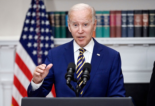Le président américain Joe Biden annonce l'allègement des prêts étudiants le 24 août 2022, dans la salle Roosevelt de la Maison Blanche à Washington, DC. (Photo : OLIVIER DOULIERY/AFP via Getty Images)