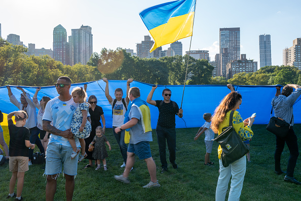 Des centaines de personnes se rassemblent pour marquer le jour de l'indépendance de l'Ukraine à Central Park le 24 août 2022 à New York. La célébration de cette année intervient au milieu de l'invasion russe qui dure depuis six mois. Photo de Spencer Platt/Getty Images.