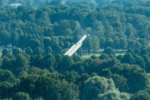 Une photo prise le 25 août 2022 montre le démantèlement du monument de l'ère soviétique à Riga, en Lettonie.   (KASPAR KRAFTS/f64/AFP via Getty Images)