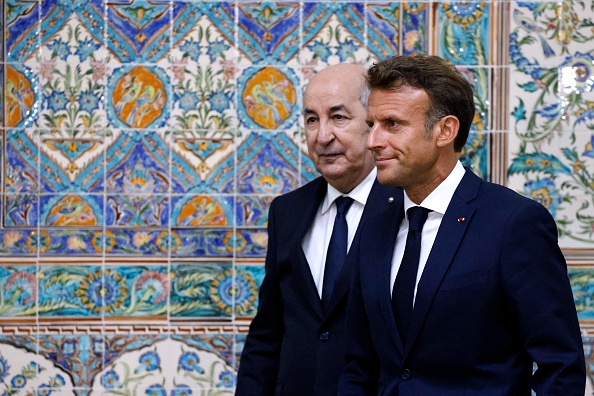 Le Président français Emmanuel Macron et le Président algérien Abdelmadjid Tebboune au palais présidentiel à Alger, le 25 août 2022. (Photo : LUDOVIC MARIN/AFP via Getty Images)