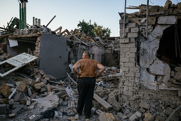 Oleksandr Shulga regarde sa maison détruite à la suite d'une frappe de missile à Mykolaïv le 29 août 2022. Les forces ukrainiennes ont lancé une contre-attaque pour reprendre la ville méridionale de Kherson. Photo de Dimitar DILKOFF/AFP via Getty Images.