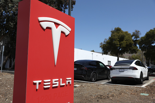Tesla a publié fin juillet des résultats solides au deuxième trimestre, avec un bénéfice de 2,3 milliards de dollars, presque deux fois plus qu'à la même période l'an dernier. (Photo : Justin Sullivan/Getty Images)