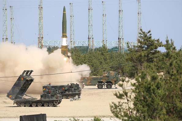 Missile tiré lors d'un exercice d'entraînement conjoint entre les États-Unis et la Corée du Sud pour tirer un missile sol-sol le 25 mai 2022 à l'Est Côte, Corée du Sud. Photo du ministère sud-coréen de la Défense via Getty Images.