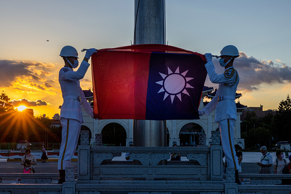 -Cérémonie d'abaissement du drapeau sur la place de la Liberté le 09 août 2022 à Taipei, Taïwan. Photo par Annabelle Chih/Getty Images.