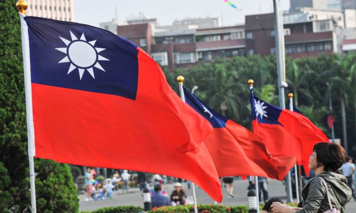 Les drapeaux de Taïwan flottent à côté du Sun Yat-sen Memorial Hall à Taipei, capitale de Taïwan, le 7 octobre 2012. (Mandy Cheng/AFP via Getty Images)