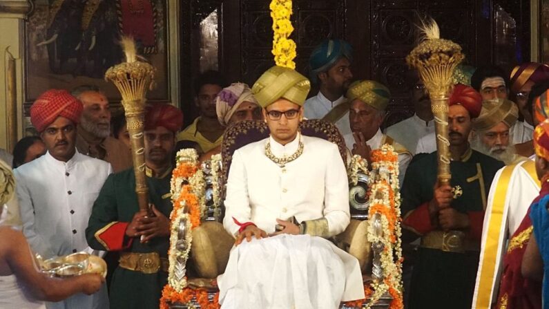 Le couronnement de l'étudiant indien Yaduveer Krishnadatta Chamaraja Wodeyar à Mysore, le 28 mai 2015. Ce roi se révèle être en fait le cousin du Roubaisien Dineshradja Urs. (Crédit photo STR/AFP via Getty Images)