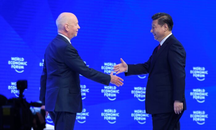Le dirigeant chinois Xi Jinping (à dr.) serre la main de Klaus Schwab, fondateur et président exécutif du Forum économique mondial (FEM), lors de la première journée de la réunion du FEM à Davos, en Suisse, le 17 janvier 2017. (Fabrice Coffrini/AFP via Getty Images)
