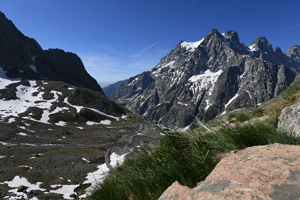 Massif des Écrins dans les Hautes-Alpes. (Photo : JEAN-PIERRE CLATOT/AFP via Getty Images)