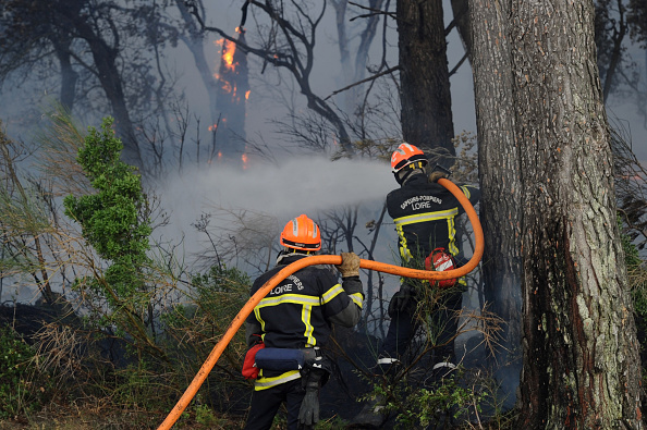  Les pompiers volontaires se mobilisent pour faire face aux incendies qui ravagent la France. (Photo : FRANCK PENNANT/AFP via Getty Images)