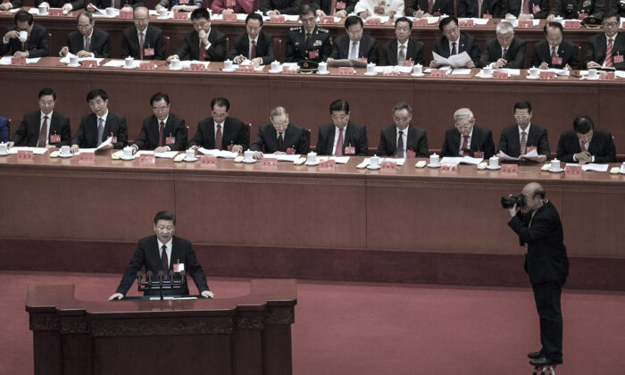 Xi Jinping, chef du Parti communiste chinois, prend la parole lors de la session d'ouverture du 19e Congrès du Parti communiste qui se tenait au Grand palais du Peuple, à Pékin, le 18 octobre 2017. (Kevin Frayer/Getty Images)