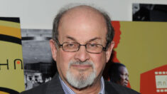 Salman Rushdie poignardé : l’auteur est sur « la voie de rétablissement », l’agresseur plaide « non coupable »