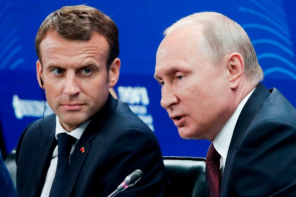 Le Président russe Vladimir Poutine et le Président français Emmanuel Macron à Saint Pétersbourg.   (Photo : DMITRY LOVETSKY/AFP via Getty Images)