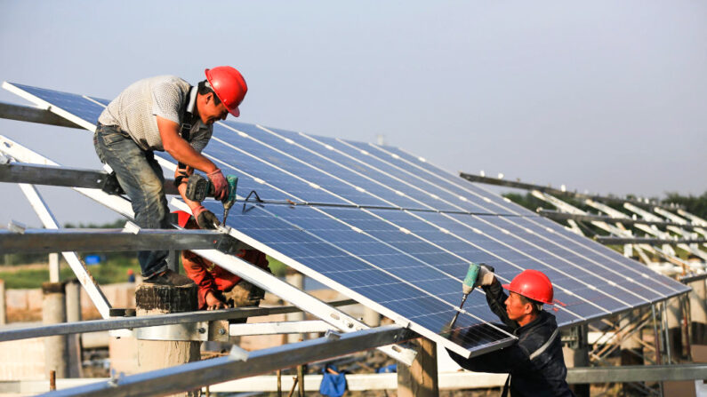 Installation de panneaux solaires sur le chantier d’un parc solaire à Huai an, en Chine, le 11 juin 2018. (VCG/VCG via Getty Images)