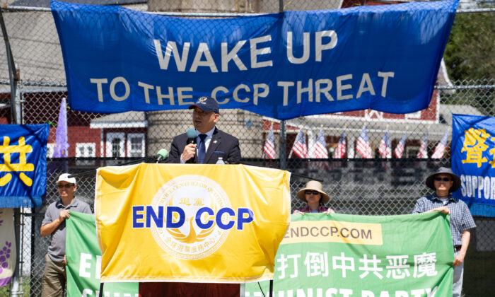 Sean Lin, ancien chef d'un laboratoire de virologie de l'armée américaine, lors du rassemblement "Wake Up to the CCP Threat" [Réveillez-vous à la menace du PCC], à Otisville, N.Y., le 13 août 2022. (Edward Dye/Epoch Times)