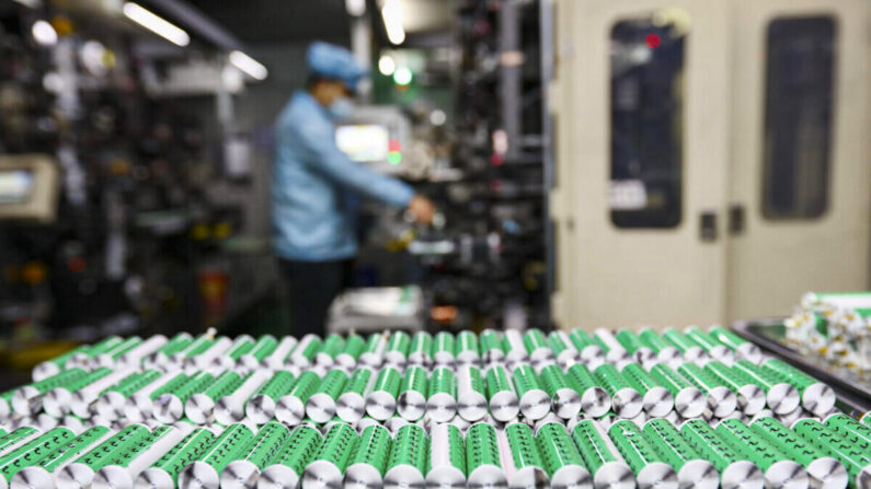 Batteries au lithium dans l'atelier d'une usine de fabrication de batteries, le 14 novembre 2020. (STR/AFP via Getty Images)