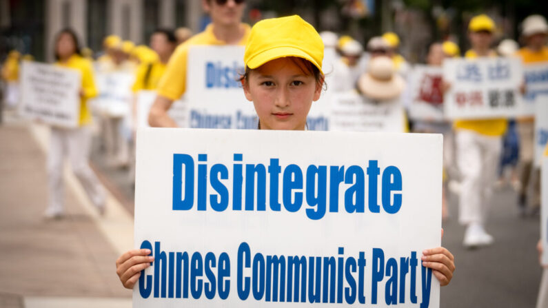 Défilé de pratiquants de Falun Gong sur Pennsylvanie Avenue pour commémorer le 23e anniversaire de la persécution de cette pratique spirituelle par le Parti communiste chinois, à Washington, le 21 juillet 2022. (Samira Bouaou/Epoch Times)