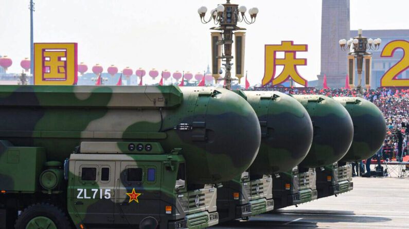 Missiles balistiques intercontinentaux à capacité nucléaire DF-41 chinois lors d’un défilé militaire sur la place Tiananmen à Pékin, le 1er octobre 2019. (Greg Baker/AFP via Getty Images)