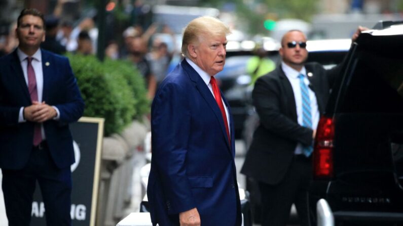 L'ancien président Donald Trump se dirige vers un véhicule à l'extérieur de la Trump Tower à New York, le 10 août 2022. (Stringer/AFP via Getty Images) 