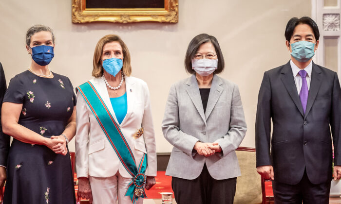 Nancy Pelosi (Parti démocrate, Californie) (au centre à gauche) présidente de la Chambre des représentants des États-Unis, vient de recevoir le grand cordon spécial de l’Ordre des nuages propices, la plus haute distinction civile de Taïwan, des mains du président de Taïwan, Tsai Ing-wen (au centre à droite), au bureau du président à Taipei, Taïwan, le 3 août 2022. (Chien Chih-Hung/Office of The President via Getty Images)