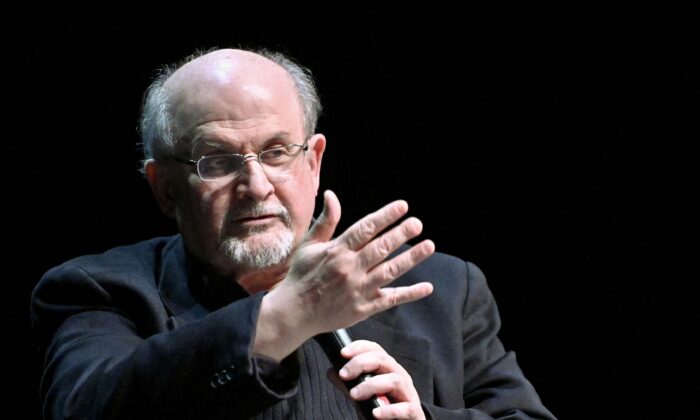 Salman Rushdie prend la parole lors de la présentation de son livre "Quichotte" au Volkstheater de Vienne, en Autriche, le 16 novembre 2019. (Herbert Neubauer/APA/AFP via Getty Images)