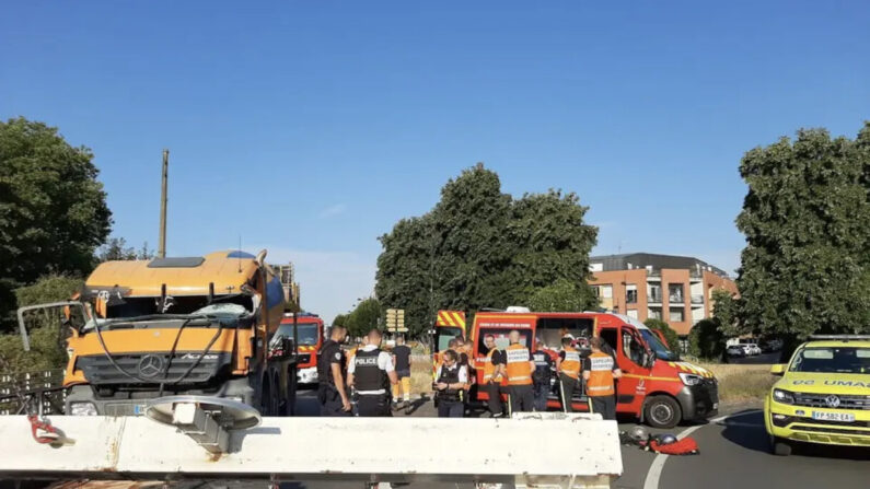 Le camion toupie a percuté un portique de sécurité sur un pont à Valenciennes. (photo SDIS Nord)