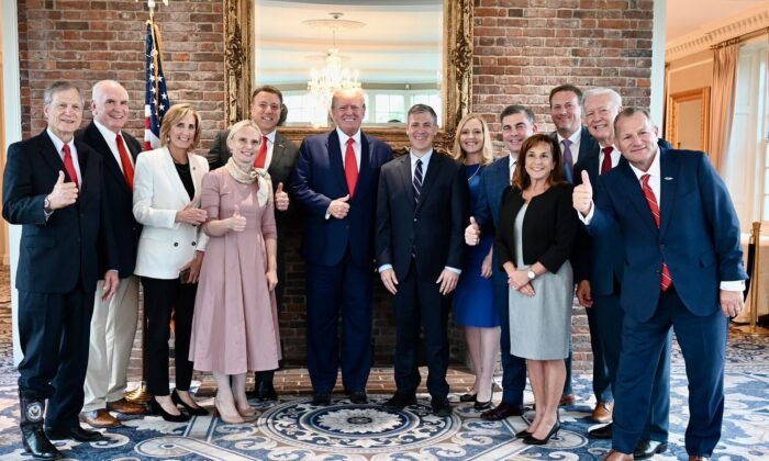 Victoria Spartz (4e à gauche) avec l’ancien président Donald Trump et d’autres républicains de la Chambre lors d’une réunion tenue au Trump National Golf Club à Bedminster, N.J., le 9 août 2022 (Avec l'aimable autorisation du bureau du représentant Spartz)