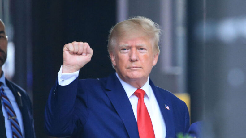 L'ancien président américain Donald Trump à l'extérieur de la Trump Tower à New York, le 10 août 2022. (Stringer/AFP via Getty Images)