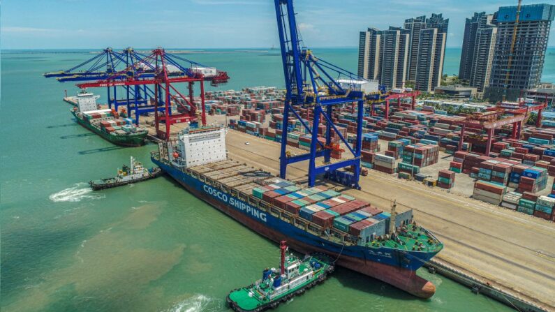 Cargo chargé de conteneurs dans le port de Haikou, province du Hainan, le 17 mai 2021. (STR/AFP via Getty Images)