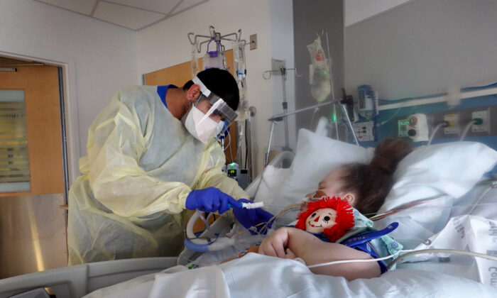 Inhalothérapeute traitant une patiente atteinte de Covid-19 à Chicago, Illinois, le 31 janvier 2022. (Scott Olson/Getty Images)