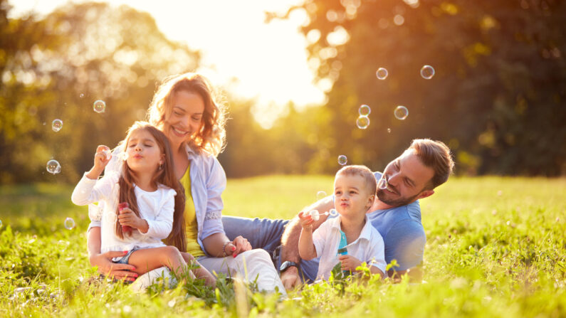 Dans un monde où il est parfois plus facile d'avoir trop d'objets que de s'en débarrasser, il est essentiel d'apprendre aux enfants la véritable valeur des choses. (Lucky Business/Shutterstock)