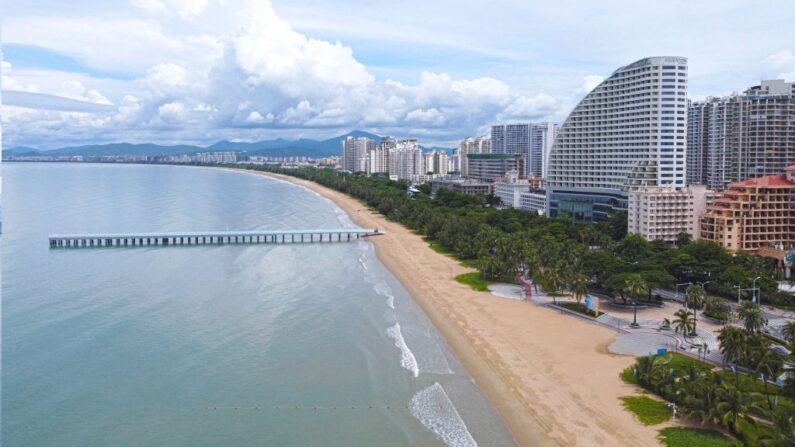 Photo aérienne prise le 6 août 2022 d’une plage vide sur l’île d'Hainan en raison du confinement imposé ce jour-là par les autorités chinoises. (CNS/AFP via Getty Images)