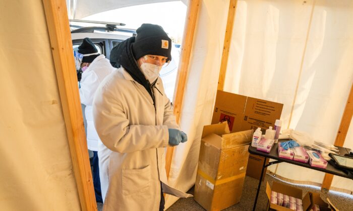 Technicien de laboratoire sur un site de dépistage du Covid-19  à Louisville, Kentucky, le 10 janvier 2022. (Jon Cherry/Getty Images)