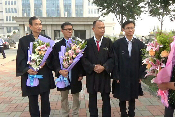 (De g. à dt.) Les avocats Zhang Zanning, Chang Bayang, Yu Wensheng et Zhang Keke devant le tribunal populaire de Tianjin Dongli, en Chine, le 13 septembre 2016. (Epoch Times)