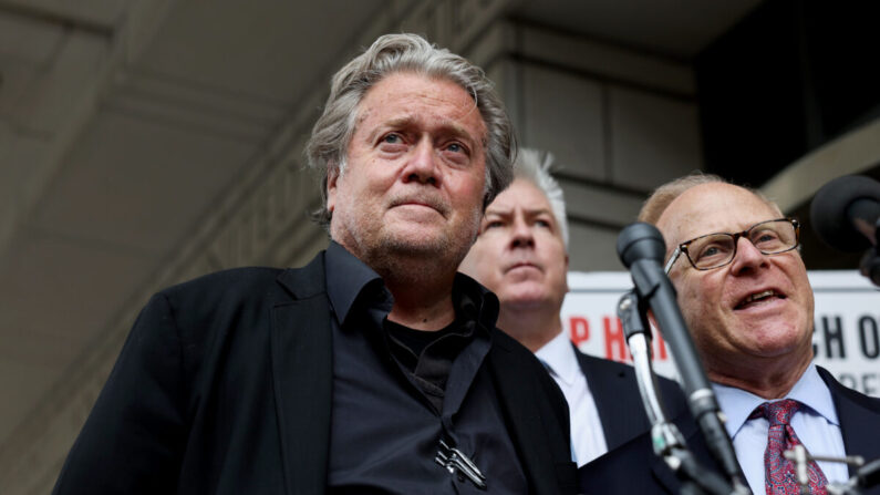 L'ancien conseiller stratégique de la Maison Blanche, Steve Bannon aux côtés de son avocat David Schoen à la sortie du Palais de justice du district fédéral à la fin du quatrième jour de son procès pour outrage au Congrès à Washington, le 21 juillet 2022. (Anna Moneymaker/Getty Images)