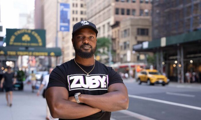 Zuby, rappeur, auteur, coach de fitness et commentateur politique, à New York le 25 juin 2022. (Otabius Williams/Epoch Times)