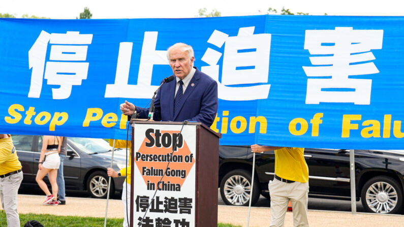 Le représentant Steve Chabot (Parti républicain-Ohio) lors d'un rassemblement organisé sur le National Mall à Washington pour marquer le 23e anniversaire du début de la persécution du Falun Gong par le régime chinois, , le 21 juillet 2022. (Larry Dye/Epoch Times)