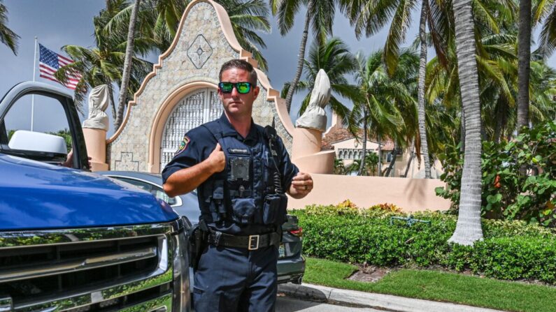 Un agent des forces de l’ordre à Mar-a-Lago le 8 août 2022. (Giorgio Viera/AFP/Getty Images)