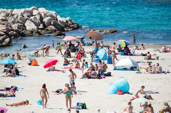 Une plage de Marseille. (CLEMENT MAHOUDEAU/AFP via Getty Images)