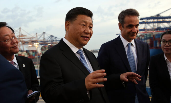 Le dirigeant chinois Xi Jinping et le Premier ministre grec Kyriakos Mitsotakis visitent le terminal de fret de la société chinoise Cosco dans le port du Pirée, le 11 novembre 2019. (Orestis Panagiotou/AFP via Getty Images)