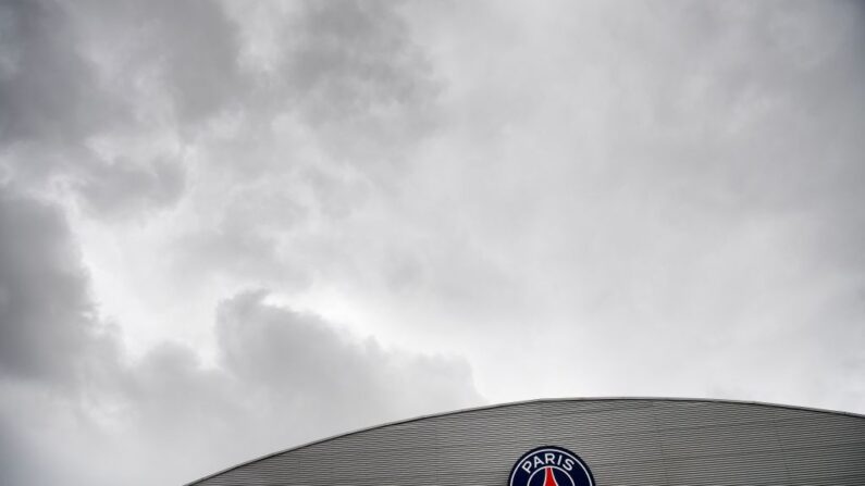 Une photographie prise le 28 avril 2020 montre le logo du Paris-Saint-Germain sur le toit du stade du Parc des Princes. (Photo de FRANCK FIFE/AFP via Getty Images)