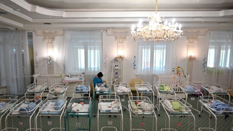 Une infirmière s'occupe de nouveau-nés dans un centre de mères porteuses de Kiev, le 15 mai 2020. (SERGEI SUPINSKY/AFP via Getty Images)